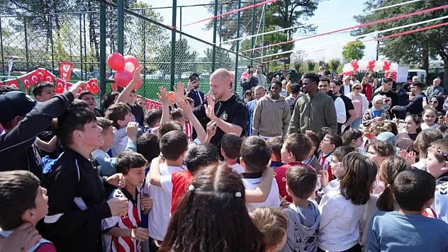 Samsunsporlu futbolcular, 23 Nisan'ı çocuklarla birlikte kutladı
