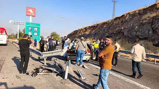 Şanlıurfa'da feci kaza: Bariyerlere saplanan otomobilde 1 kişi hayatını kaybetti