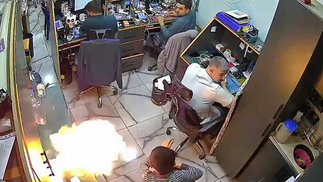 Şanlıurfa'da şarjdaki telefon alev aldı: Panik anları kamerada