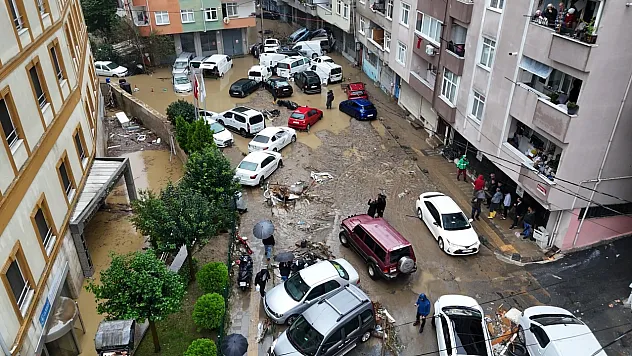 Sarıyer'de selin bilançosu havadan görüntülendi: Araçlar üst üste yığıldı