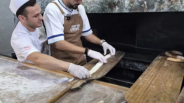 Sefo, tezgâh başına geçip kendi pidesini yaptı