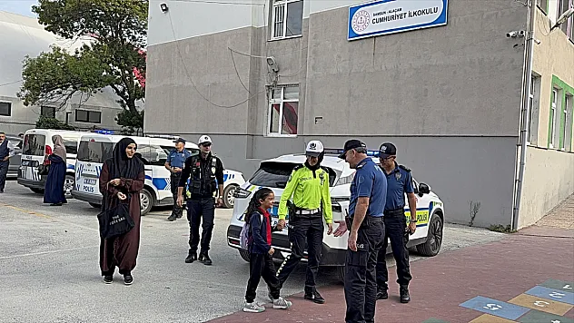 Şehit kızına okulun ilk gününde polislerden anlamlı eşlik