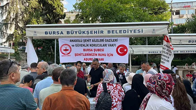 Şehitlerin hayrına aşure dağıttılar