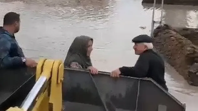 Sel Suları Köyü Vurdu, Yaşlı Çift İş Makinesiyle Tahliye Edildi