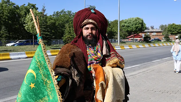 Selçuklu kıyafetiyle Konya'dan Ahlat'a geldi