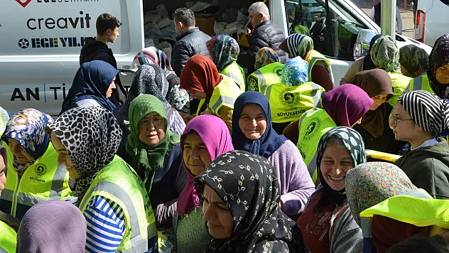 Selin izlerini 300 kişilik kadın ekibi siliyor