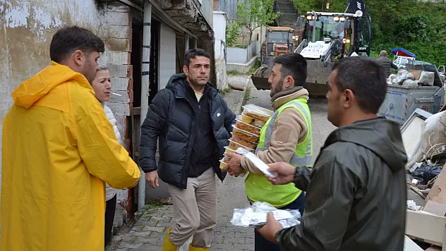 Selin yaraları sıcak yemek desteğiyle sarılıyor