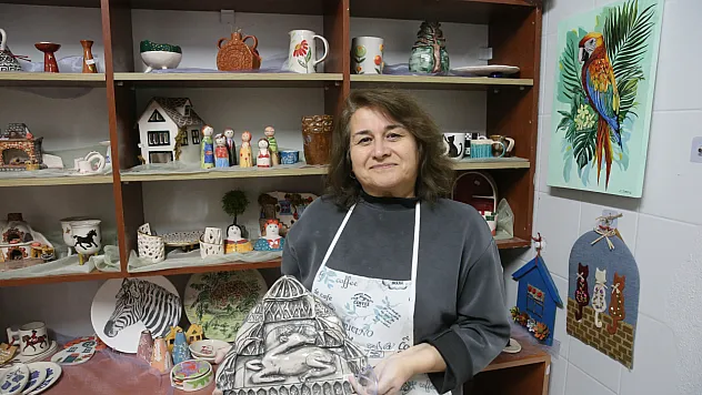 Seramik eğitimi alan kadın süs eşyaları yapıyor