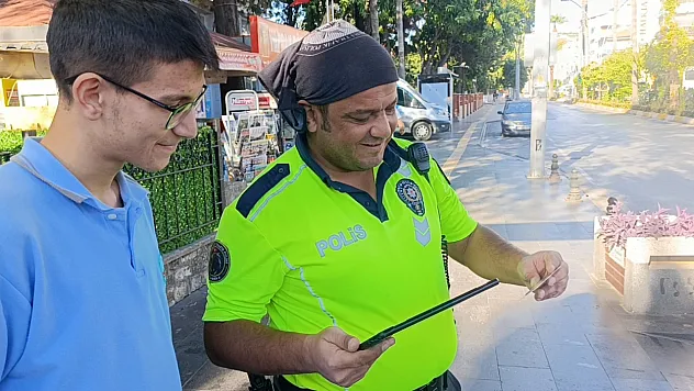 Sevincini kapı önündeki trafik polisiyle paylaştı