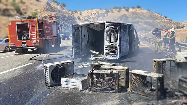 Seyir halindeki klima yüklü kamyonet alevlere teslim oldu