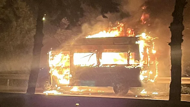 Seyir halindeki Minibüs alev aldı