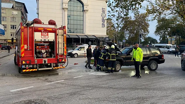 Seyir halindeki otomobil alev aldı