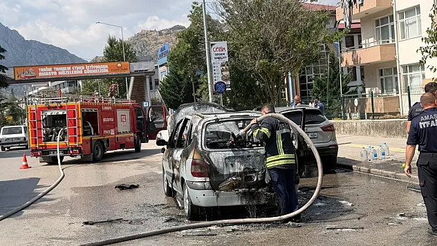Seyir halindeki otomobil bir anda alev aldı