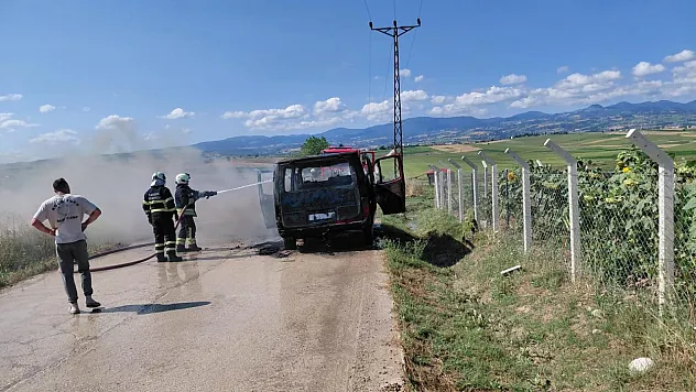 Seyir halindeki servis aracı alev alev yandı! Geriye demir yığını kaldı
