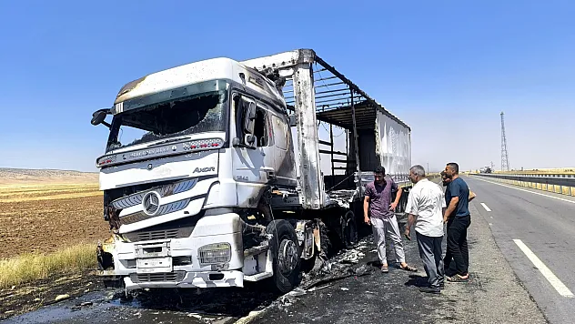 Seyir halindeki tır alevlere teslim oldu