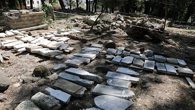 Seyyit Kutbettin Mezarlığında tarihi mezar taşları koruma altına alınıyor