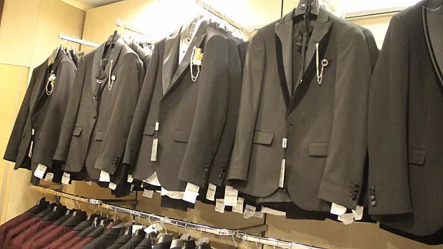 Sezon açıldı! Damatlar karalara bürünüyor