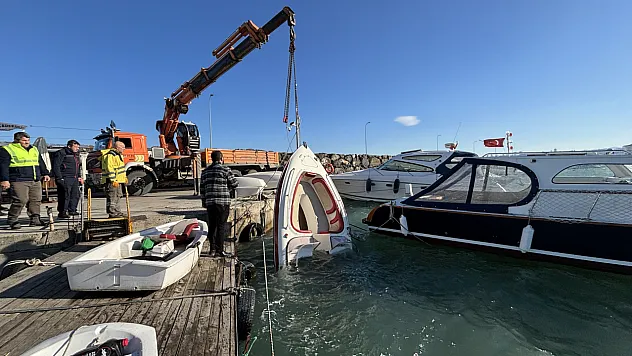Şiddetli Rüzgâr Tekneyi Yan Yatırdı, Vinçle Kurtarıldı