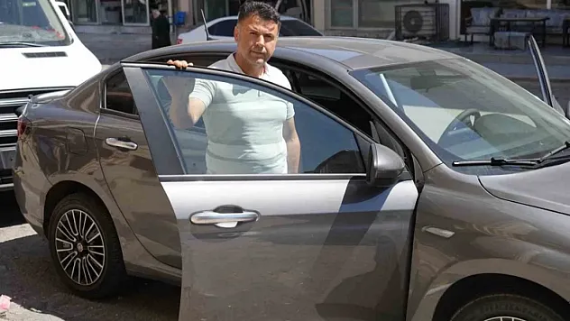 Sıfır aldığı otomobilin boyalı ve hasarlı olduğunu iddia etti
