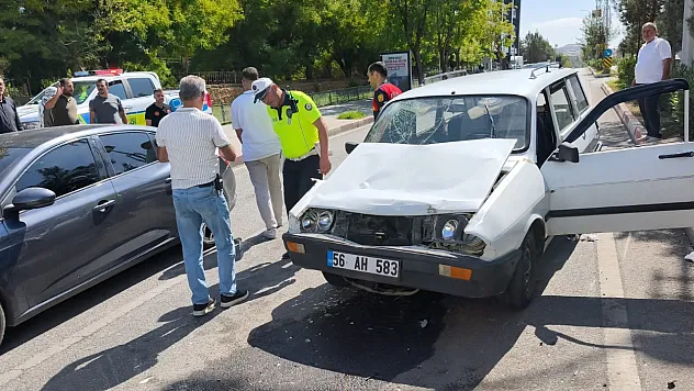 Siirt'te otomobil ile transit çarpıştı: Araçta sıkışan 2 kişi yaralandı