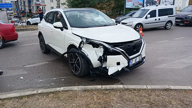 Sinop'ta İki Otomobil Çarpıştı: 2 Yaralı