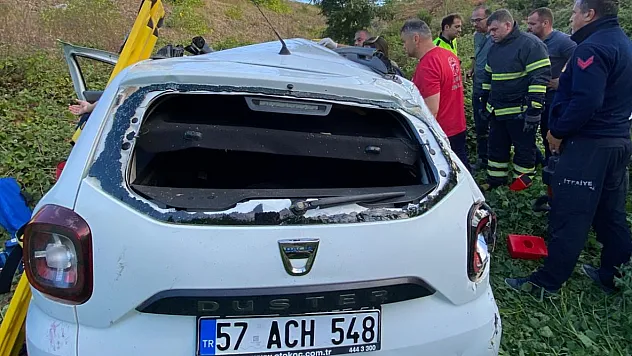 Sinop'ta kontrolden çıkan otomobil ağaçlık alana devrildi: 2 yaralı
