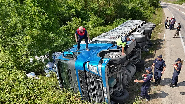 Sinop'ta un yüklü tır yan yattı