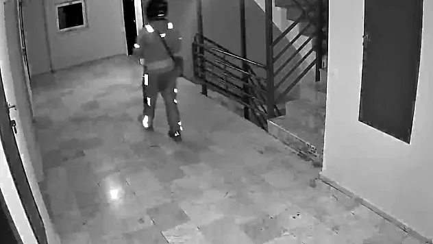 Sipariş getirdiği binaya tuvaletini yaptı