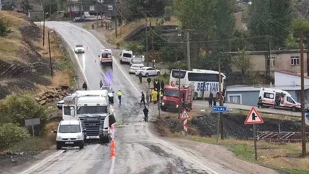 Şırnak'ta yolcu otobüsü ile tır çarpıştı: 1 ölü, 15 yaralı