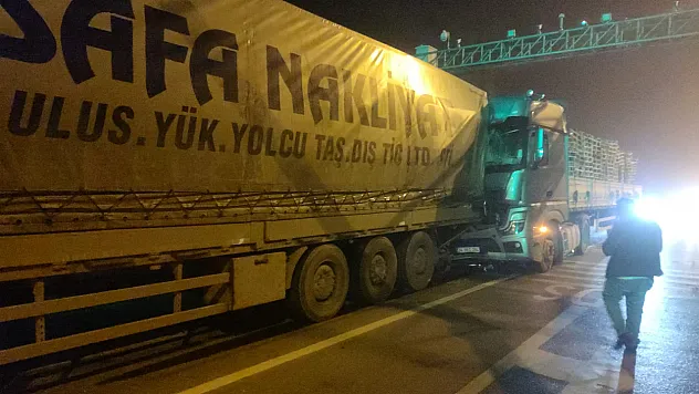 Sis perdesi kazayı getirdi! Tır tır'a girdi