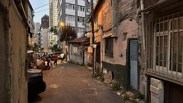 Şişli'de kötü koku ihbarı harekete geçirdi Daireye giren ekipler cansız bedenle karşılaştı