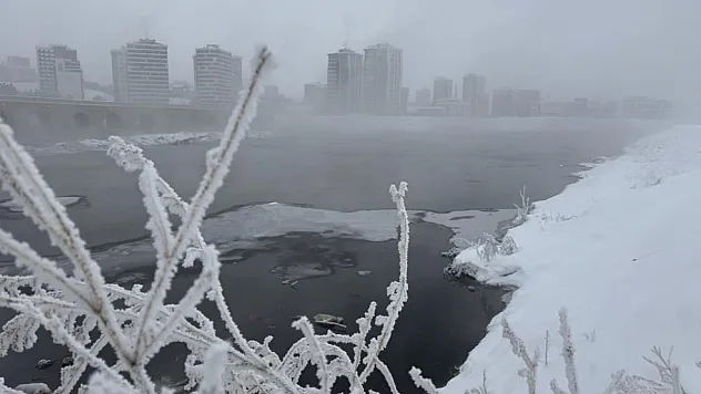 Sivas buz kesti: Nehir, bitkiler ve direkler dondu