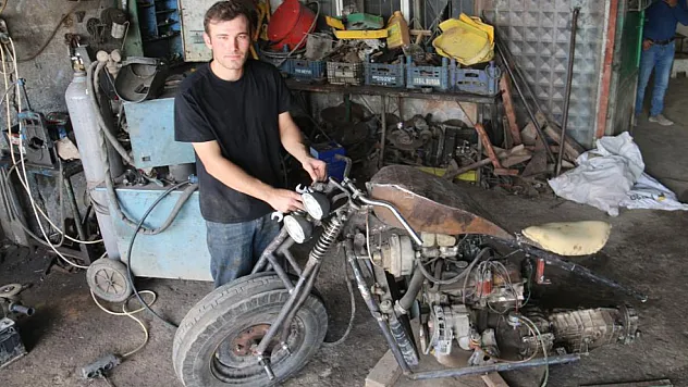 Sivas'ta 22 yaşındaki genç, otomobil motorundan motosiklet yapıyor