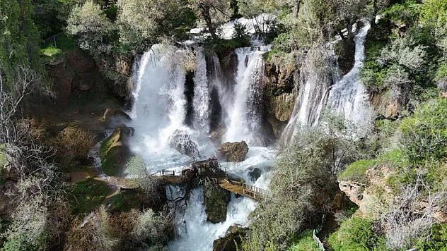 Sızır Şelalesi Coştu, Ahşap Köprü Dayanamadı