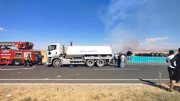 Şoför yan yatıp yanan tırdan atlayarak kurtuldu