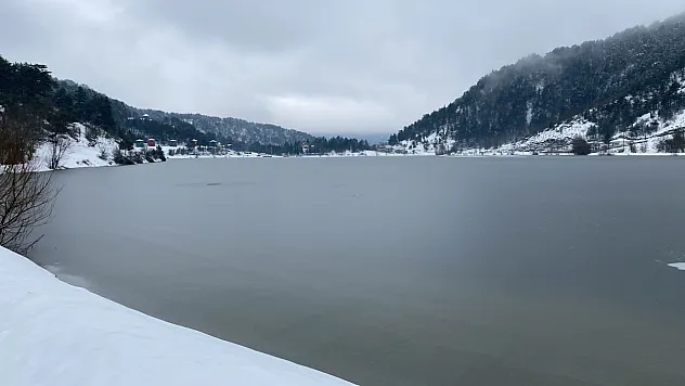 Soğuk hava Çubuk Gölü'nü buzla kapladı