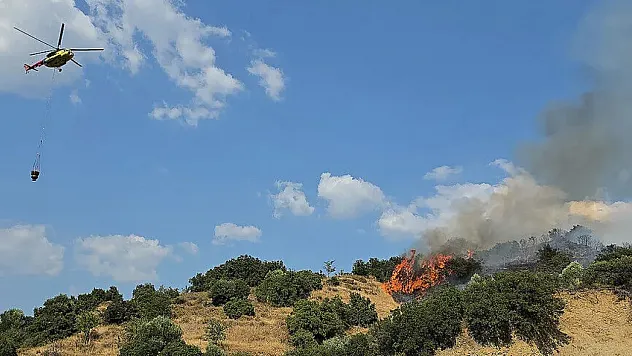 Soma'da alevlerle zorlu mücadele: Orman yangınına 20 hava aracıyla müdahale ediliyor