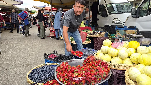 Sonbahar geldi, çilek tezgâhtan inmedi