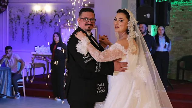 Sponsorlu damatlıkla dünya evine girdiler