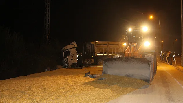 Su şişesine uzanırken tırı devirdi, 25 ton mısır yola saçıldı