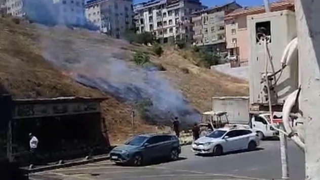 Sultangazi'de boş arazide çıkan yangın paniğe neden oldu