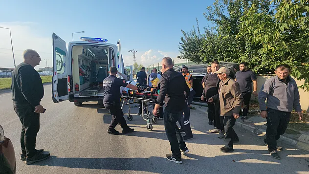 Suluova'da feci kaza! Otomobil yan yattı, 2 kişi yaralandı