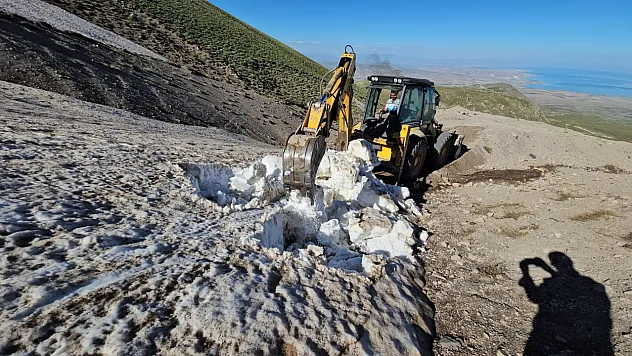 Süphan Dağı'nda Dağcılar İçin Yol Açma Çalışması Tamamlandı