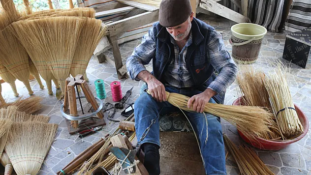 Süpürge üretimi gelir kapısı oldu