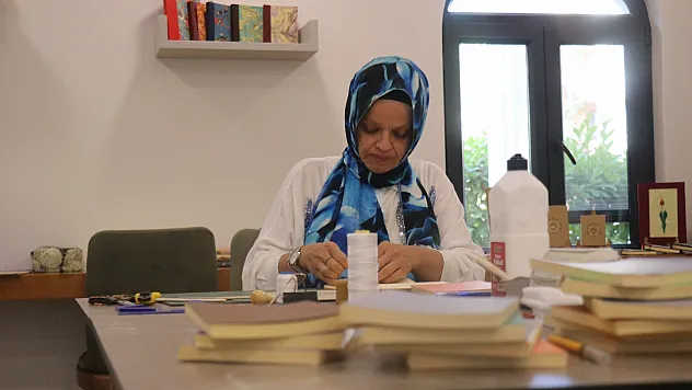 Suyun üzerindeki renkleri benzersiz defterlere dönüştürüyor