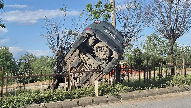 Takla Atan Otomobil Refüjde Asılı Kaldı: 1 Yaralı