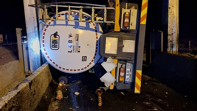Tanker gişelere çarptı