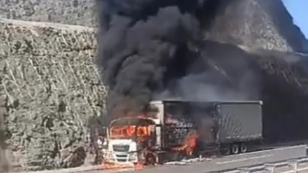 Tarsus otoyolunda peş peşe tır yangınları! İki araç küle döndü