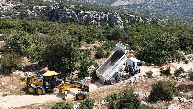 Tarsus'un kırsal mahallelerinde yol bakım seferberliği