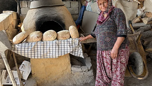 Taş fırında pişen köy ekmeği geleneksel lezzeti yaşatıyor